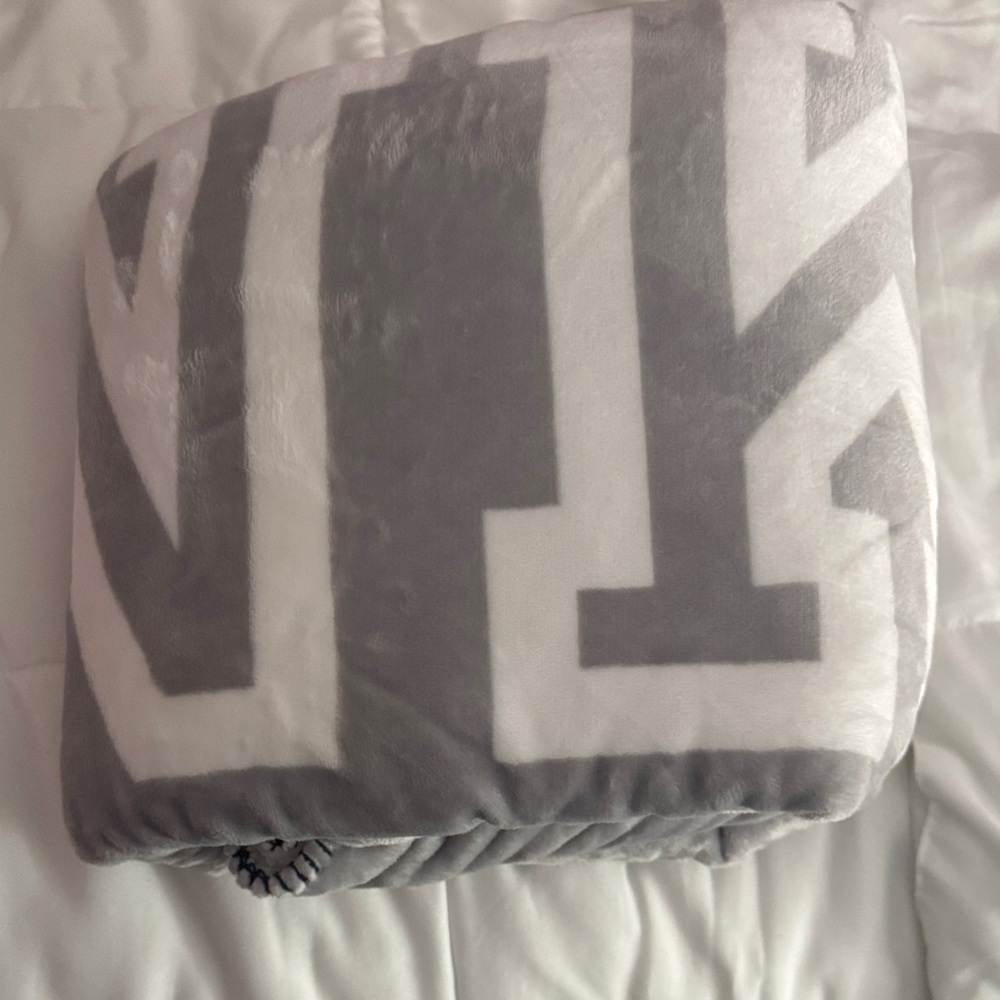 NWOT VICTORIA SECRET SHERPA REVERSIBLE BLANKET
